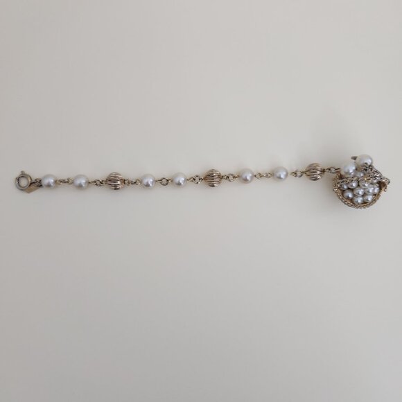 Vintage Bracelet Charm Faux Pearls Cluster Woven Basket Dangle Gold Tone Evening - Picture 4 of 6